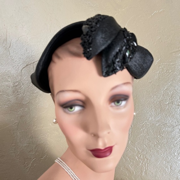 ELEGANT 1950s\' BLACK STRAW COCKTAIL HAT WITH BEADED STRAW \